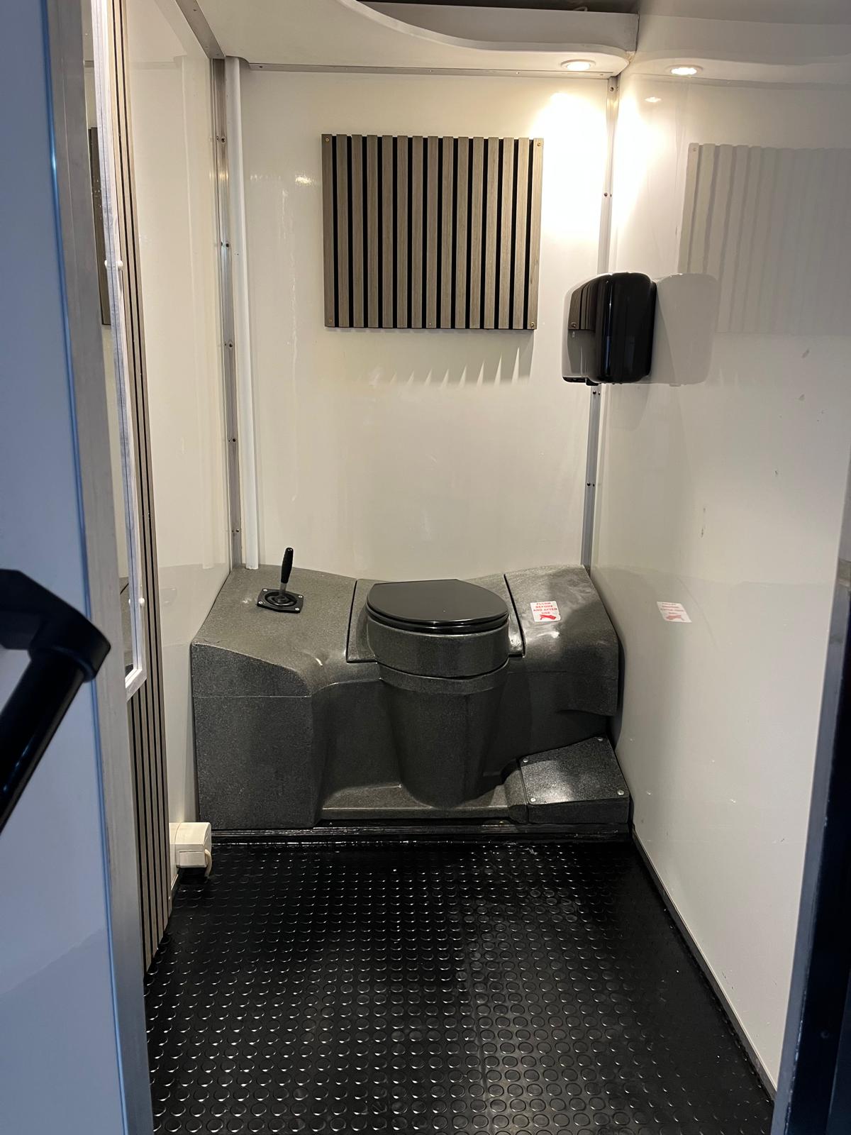 6 bay toilet trailer