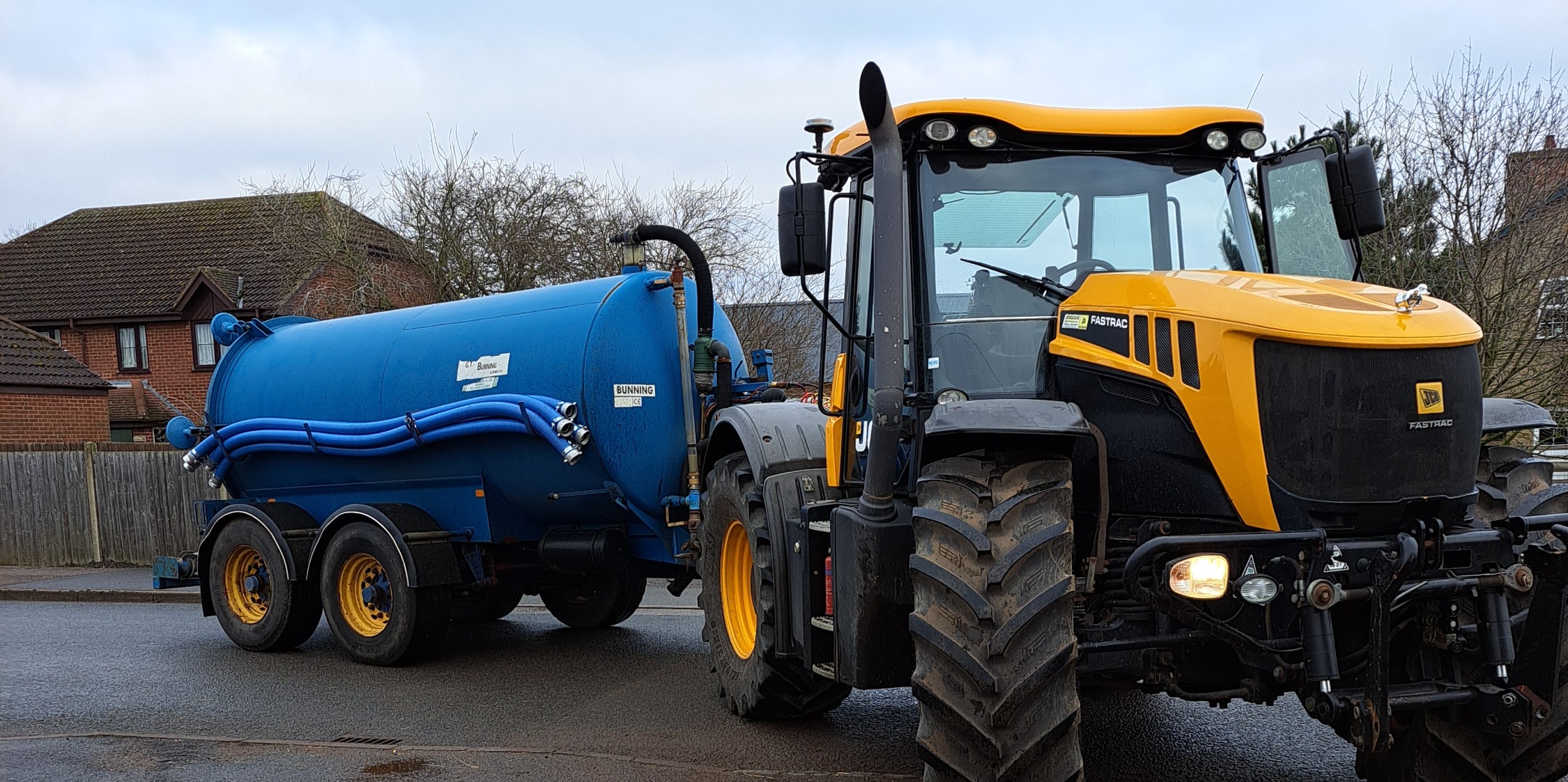 Waste servicing tanker
